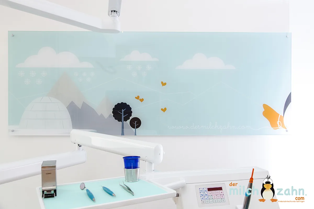 Behandlungszimmer mit Wandbild einer Schneelandschaft mit Iglu über der Behandlungseinheit
